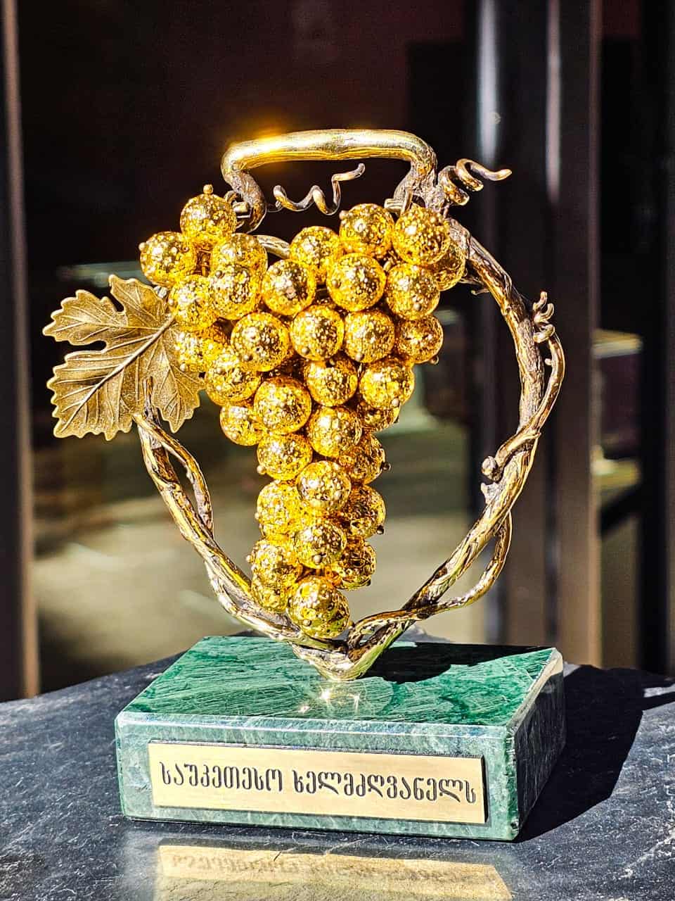 ბრინჯაოს სუვენირი "ქვევრი და ოქროს მტევანი პრემიუმი"